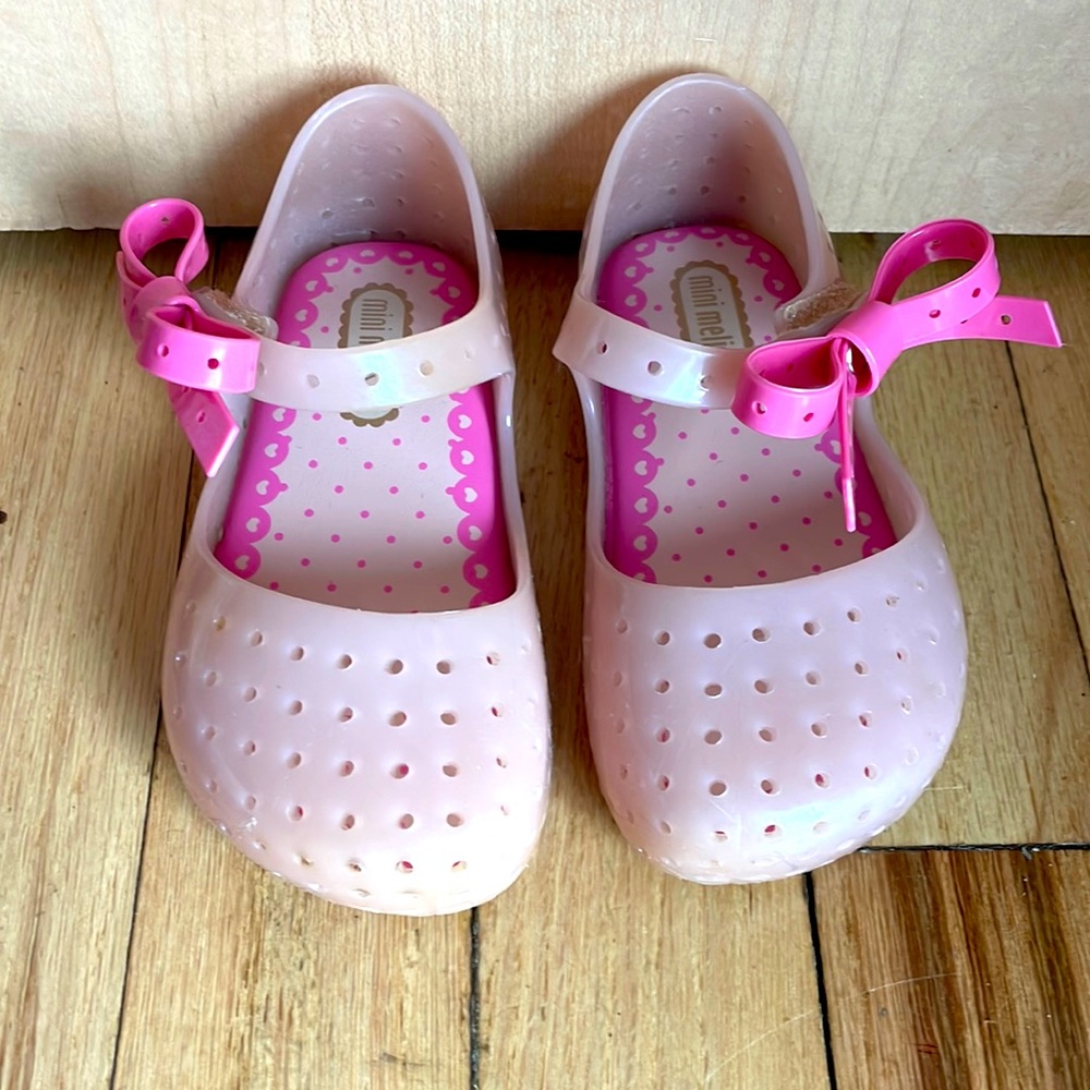 Mini Melissa  toddler size 7 in light pink with bow.